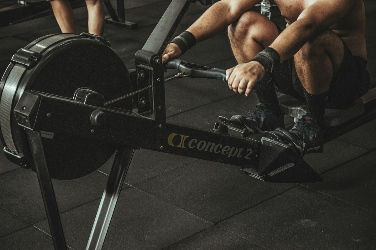 Rameur : séance de rowing sur une machine de salle de sport