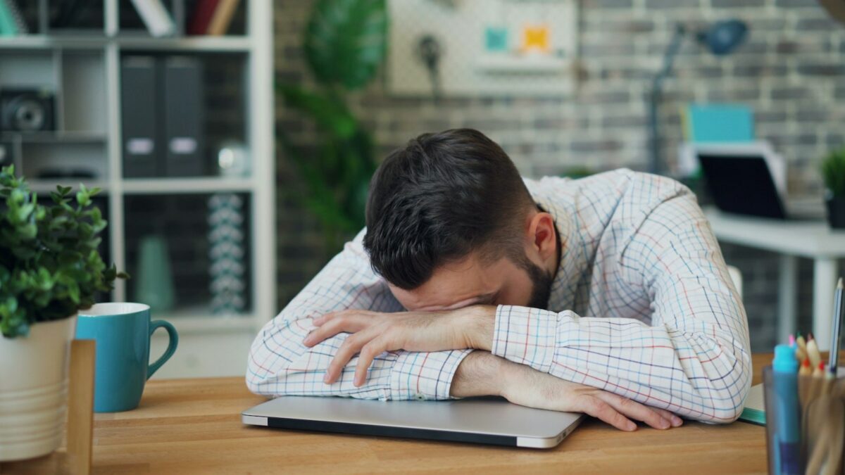 Signes précoces du burn-out chez un salarié épuisé au bureau