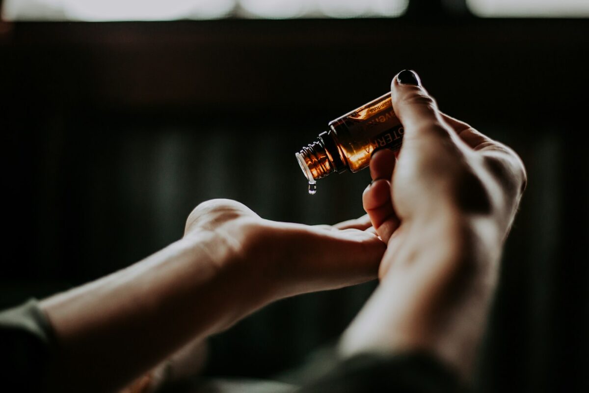Soin des mains et des ongles cassants avec une huile nourrissante