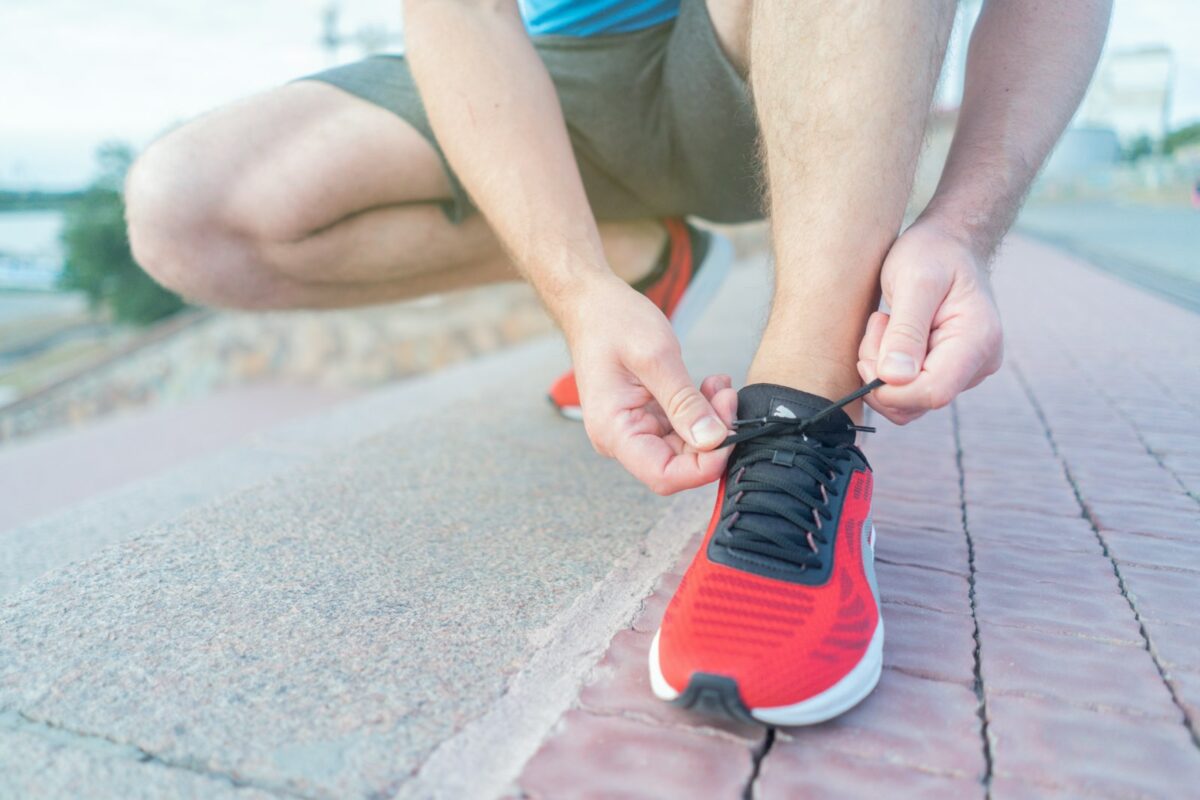 Sport le matin ou le soir : un coureur lace ses baskets avant l’entraînement