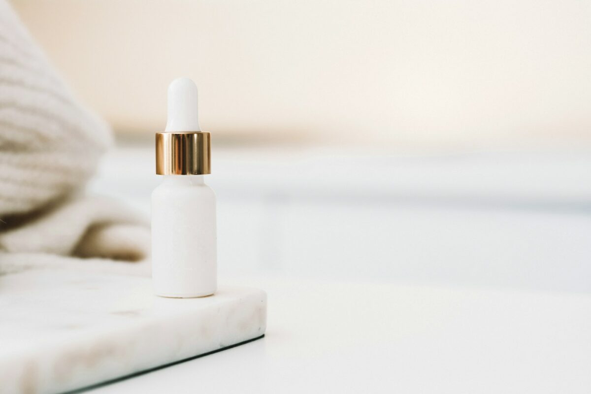 Squalane végétal : flacon compte-gouttes blanc pour soin du visage