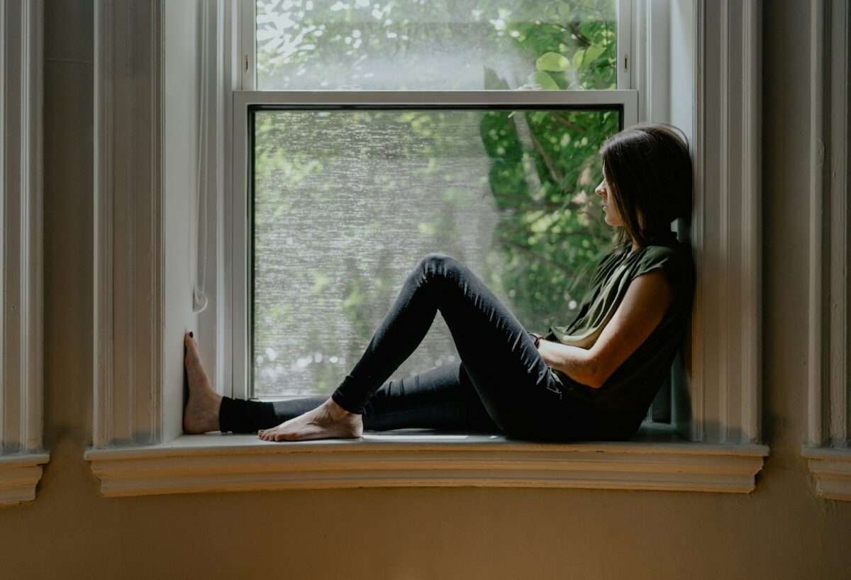 Femme qui s'accorde une pause calme, le stop émotionnel face à la colère