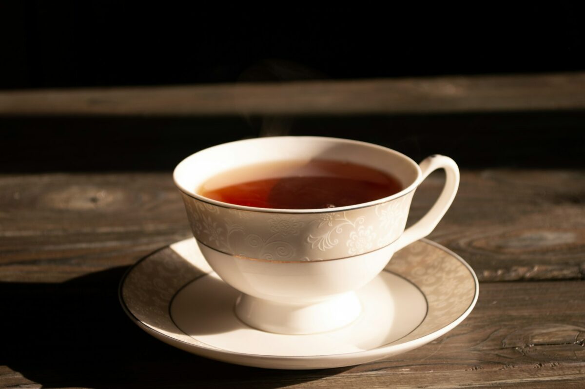 Thé noir et fer : tasse de thé noir sur une soucoupe en fin de repas