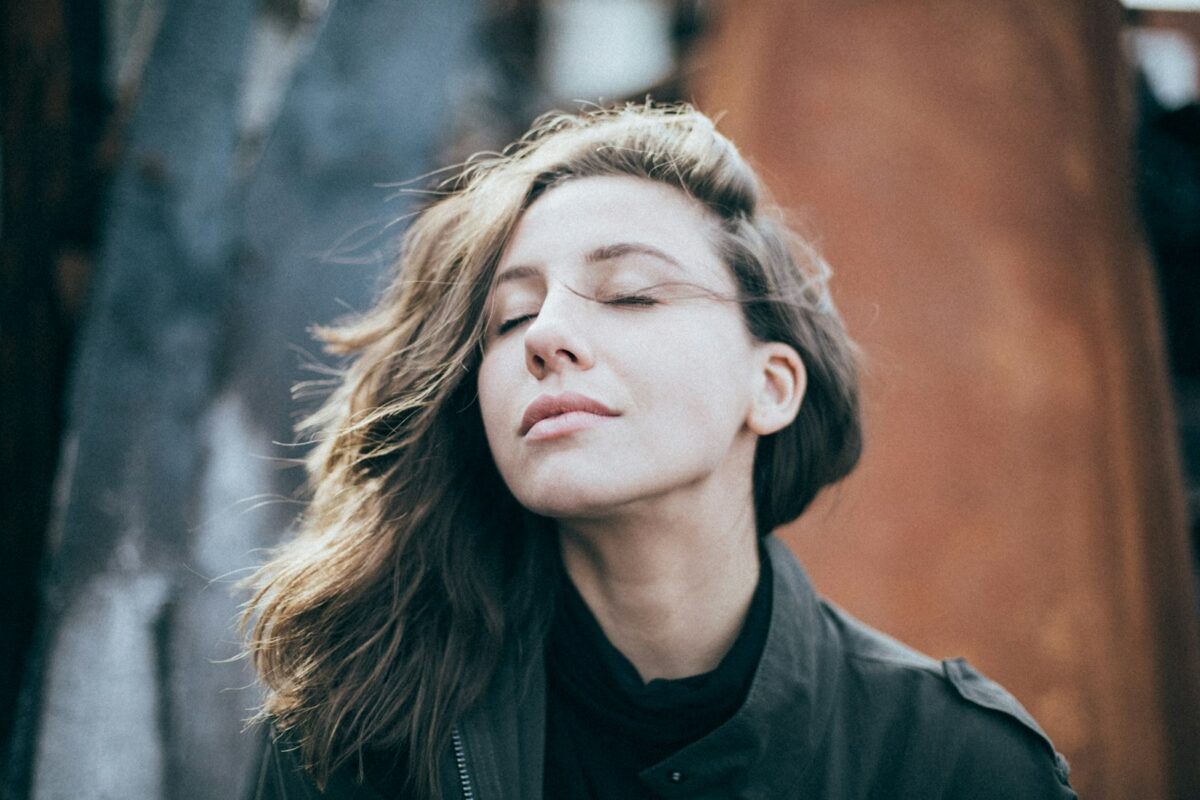 Personne pratiquant la technique d'ancrage pour calmer une angoisse