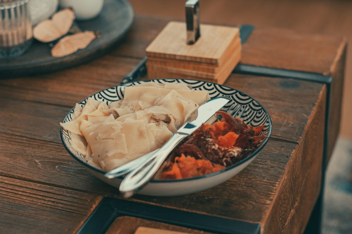 Tempeh découpé en tranches dans un bol, soja fermenté