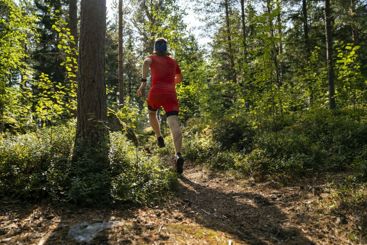 Coureur sur un sentier, le tendon d’Achille sollicité à chaque foulée