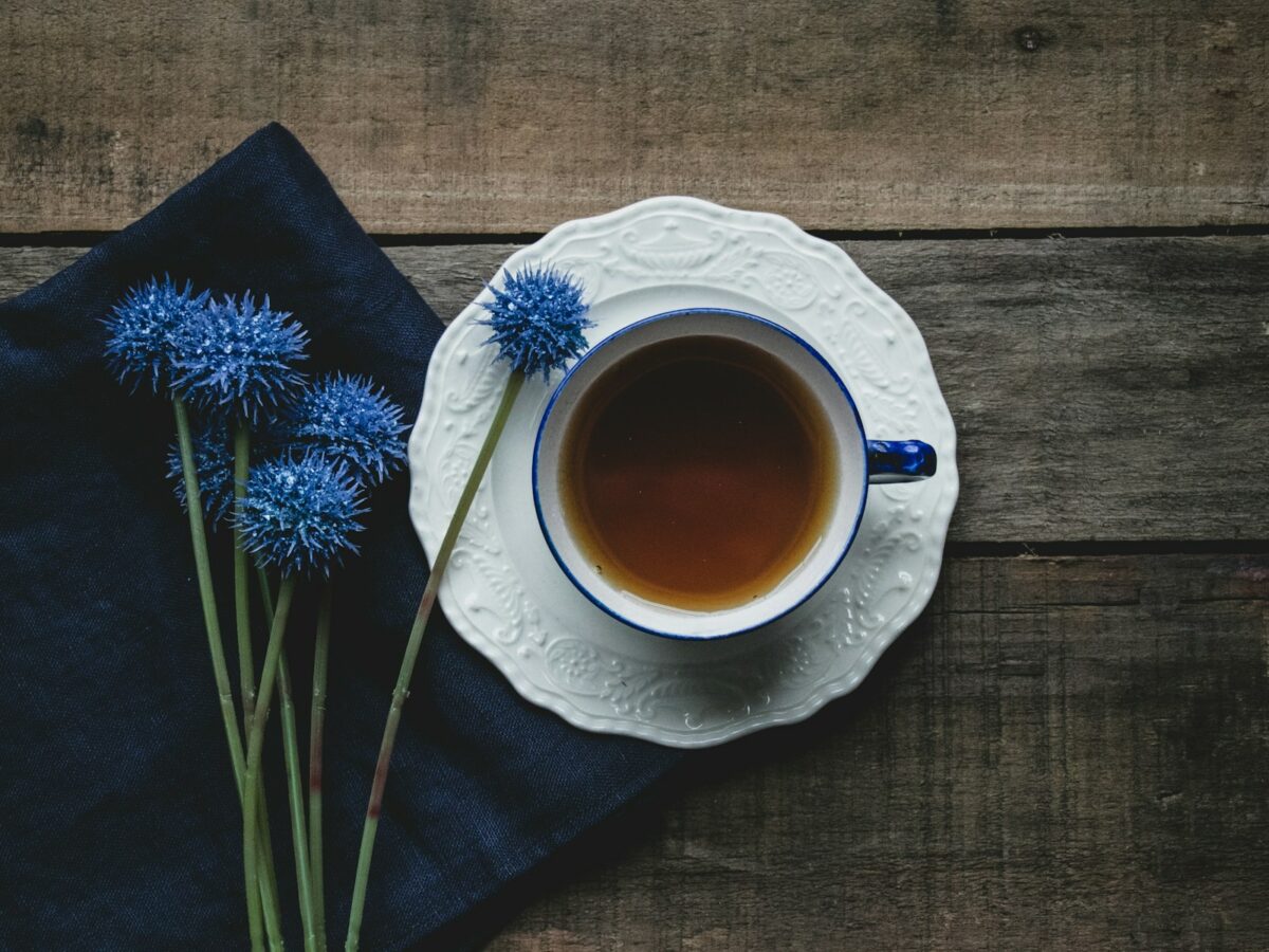 Thé et fer : une tasse de thé posée sur une table, à distance du repas