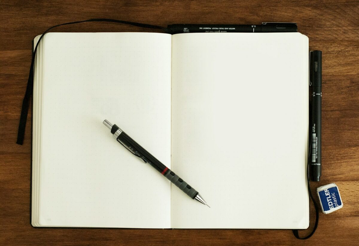 To-do list : carnet ouvert et stylo pour noter ses trois priorités