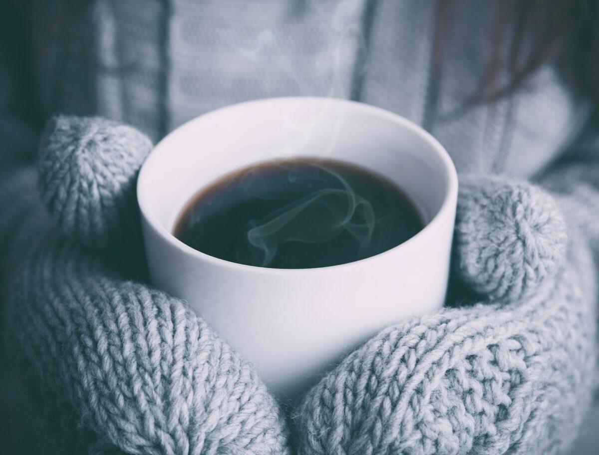 Toujours froid : boisson chaude pour se réchauffer les mains