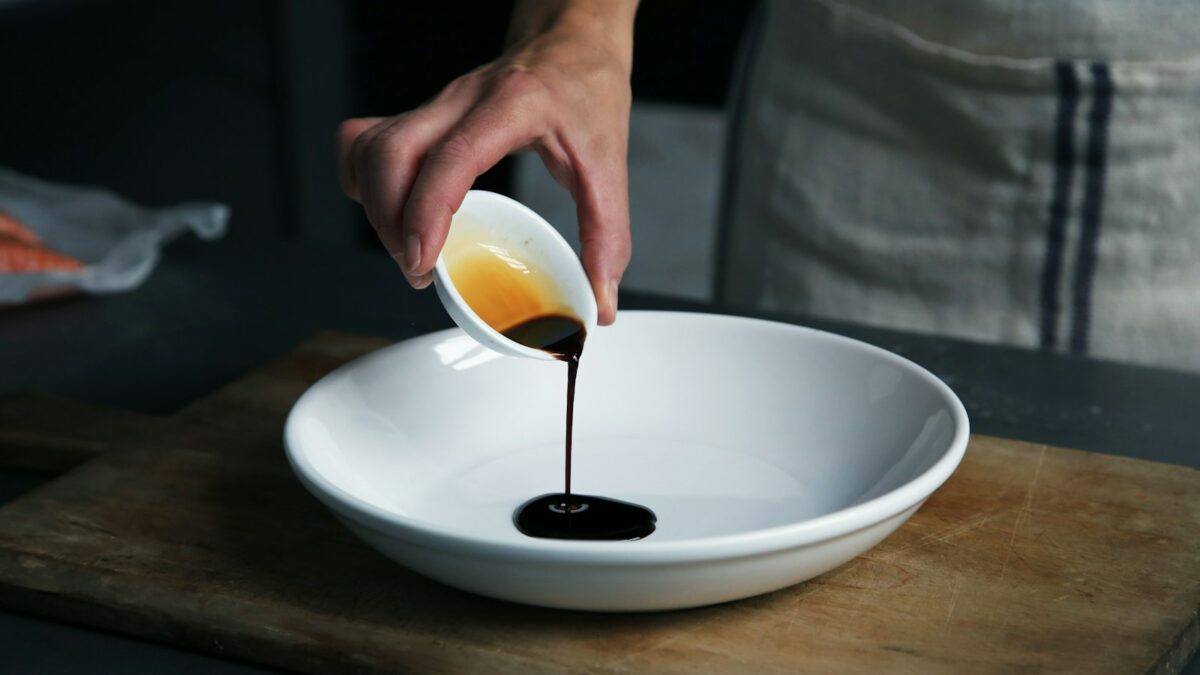 Vinaigre de cidre et glycémie : bouteille de vinaigre sur une table de cuisine