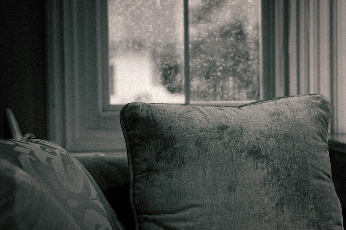 Buée sur les vitres d'une fenêtre un jour de pluie